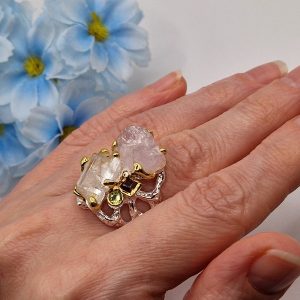 Кольцо серебро природный кунцит грубой огранки