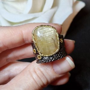 Кольцо серебро природный золотистый сапфир