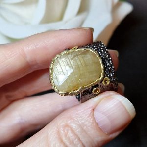 Перстень серебро натуральный жёлтый сапфир