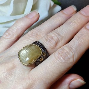 Перстень серебро натуральный жёлтый сапфир