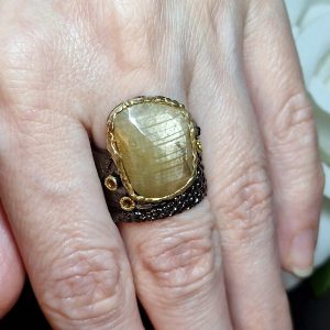 Кольцо серебро природный золотистый сапфир