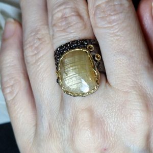 Перстень серебро натуральный жёлтый сапфир