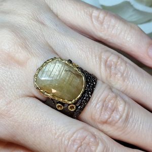 Кольцо серебро природный золотистый сапфир