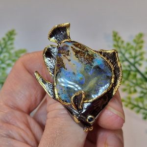 Брошь серебро природный болдер опал