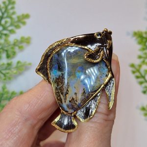 Брошь серебро природный болдер опал