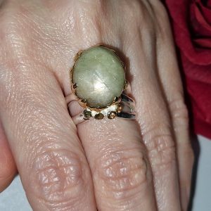 Кольцо серебро природный золотистый звёздчатый сапфир