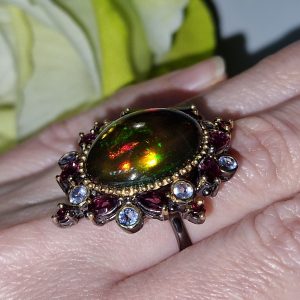 Коктейльное кольцо серебро природный чёрный опал + топаз + родолит