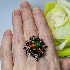 Коктейльное кольцо серебро природный чёрный опал + топаз + родолит