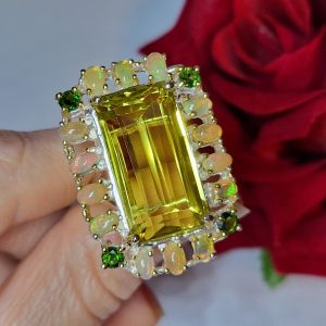 Коктейльное кольцо серебро природный лимонный кварц + огненный опал + диопсид