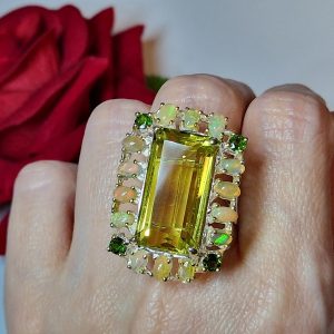 Коктейльное кольцо серебро природный лимонный кварц + огненный опал + диопсид