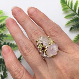 Кольцо серебро природный кунцит самородок