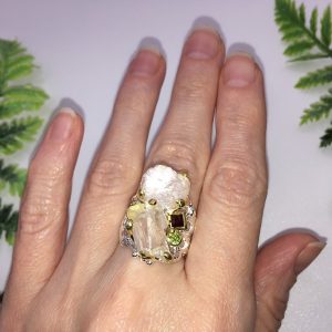 Кольцо серебро природный кунцит грубой огранки