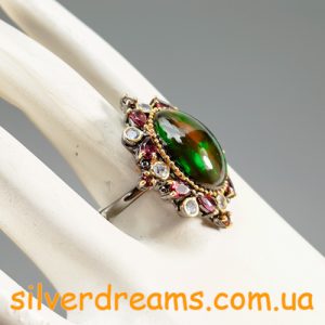 Коктейльное кольцо серебро природный радужный чёрный опал + иолит + родолит