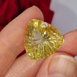 Природный камень лимонный кварц