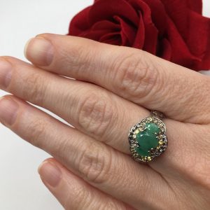 Перстень серебро натуральный изумруд + шампань-сапфир