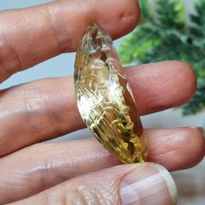 Натуральный лимонный кварц с резным рисунком на изнанке