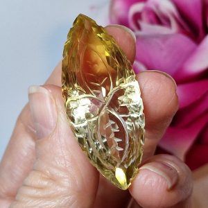 Натуральный лимонный кварц с резным рисунком