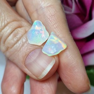 Натуральный необработанный радужный опал - комплект из 2 камней