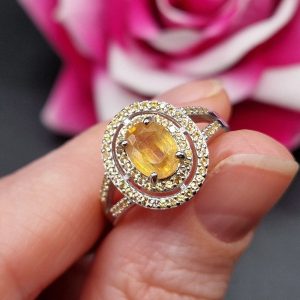 Кольцо серебро натуральный жёлтый сапфир