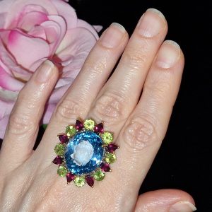 Кольцо серебро природный голубой топаз + родолит + хризолит