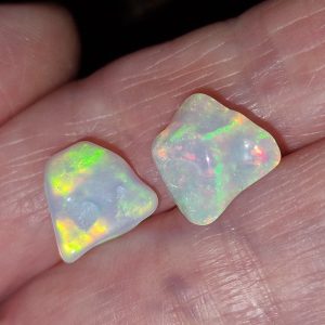 Натуральный необработанный радужный опал - комплект из 2 камней