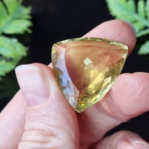 Натуральный лимонный кварц триллиант 27х26 мм