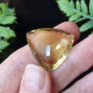 Натуральный лимонный кварц триллиант 27х26 мм