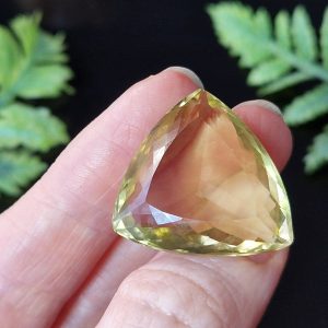 Природный камень лимонный кварц