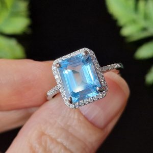 Перстень серебро натуральный голубой топаз