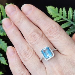 Кольцо серебро природный голубой топаз