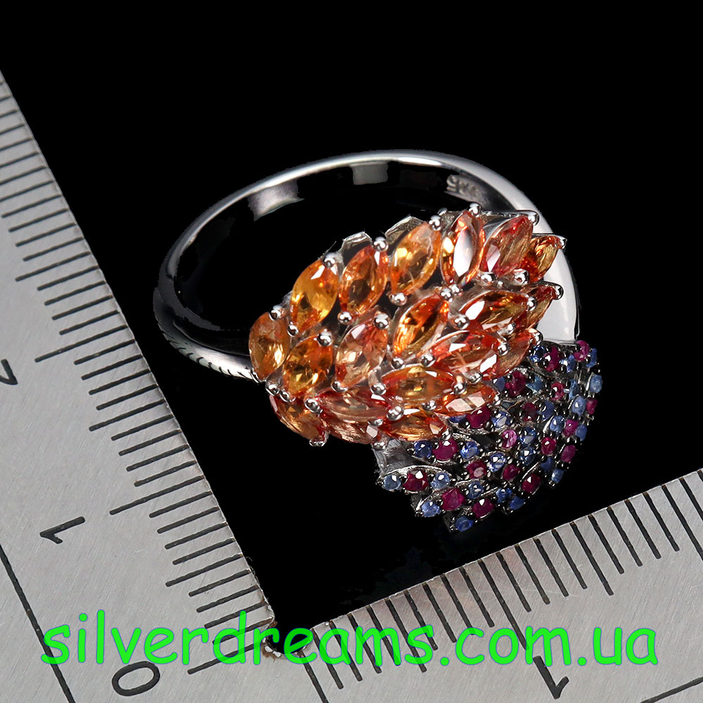 Серебряное кольцо с мультисапфирами и рубинами р.18 — изображение 3